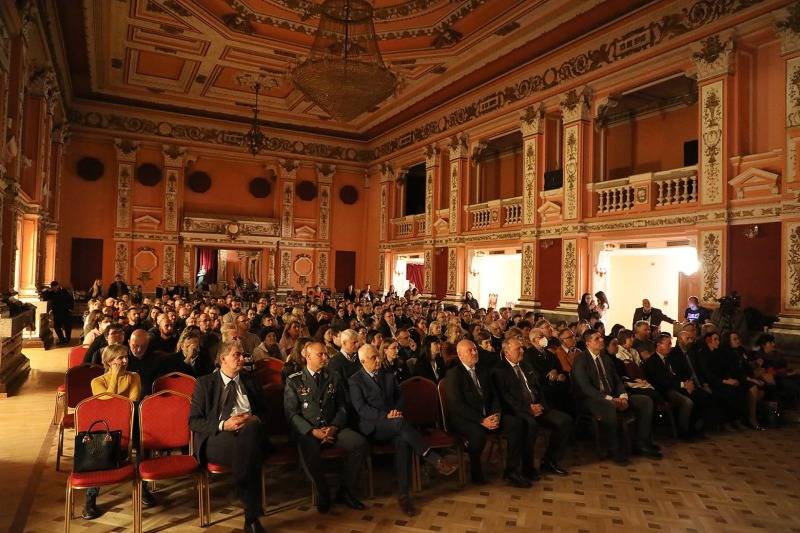  министърът на защитата преди премиерата на документалния филм 